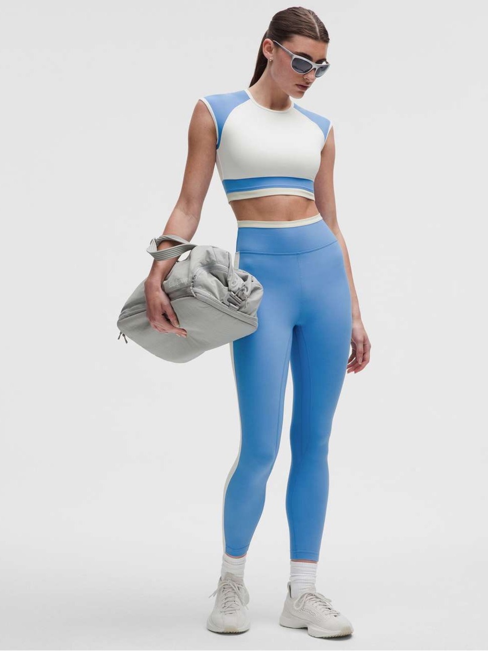 lululemon Nulu SHR Tight 25
Retro Remix Set in white/pool party blue size 6